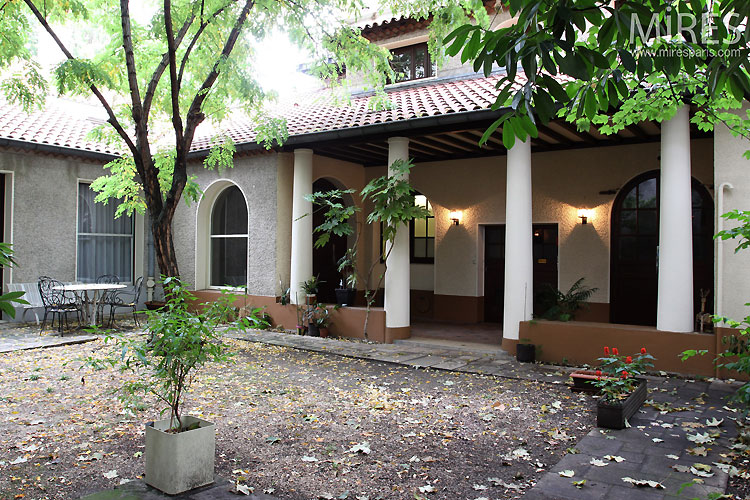 C0417 – Courtyard and columns