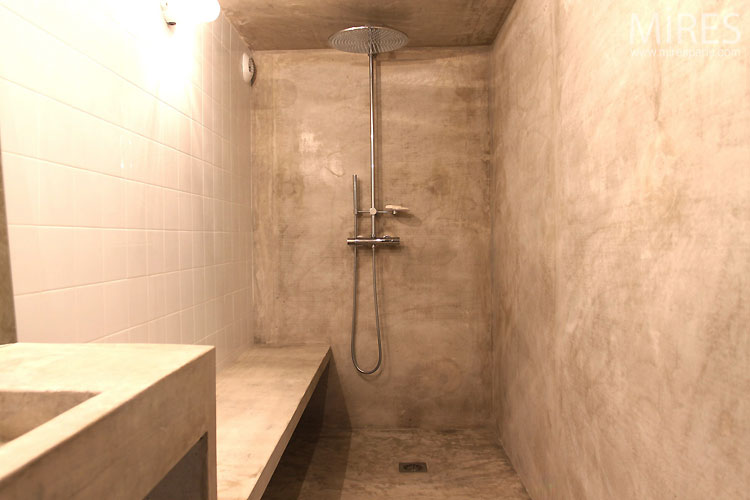 C0426 – Open shower and raw concrete