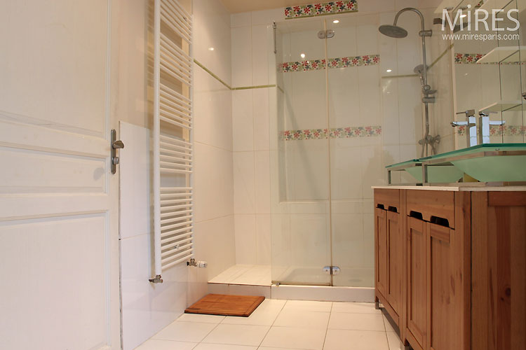 C0533 – Small bathroom