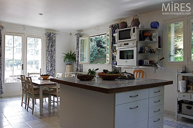White kitchen. C0258