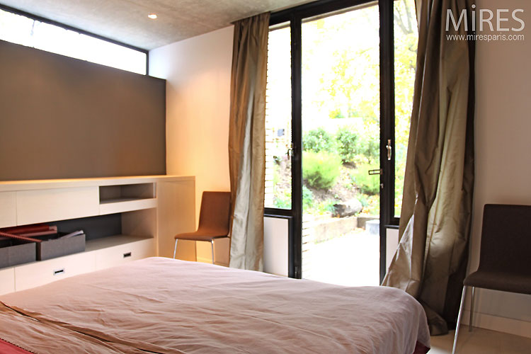 C0461 – Small bedroom and garden