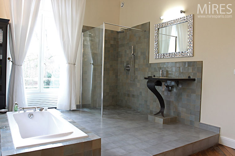 C0466 – Bathroom and grey tiles