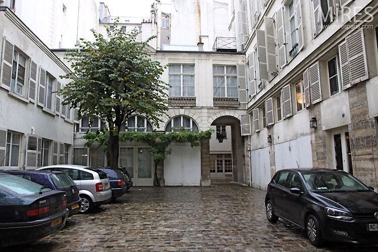 Cour parisienne. C0469