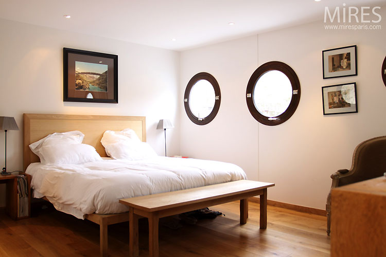 C0470 – Large bedroom and portholes