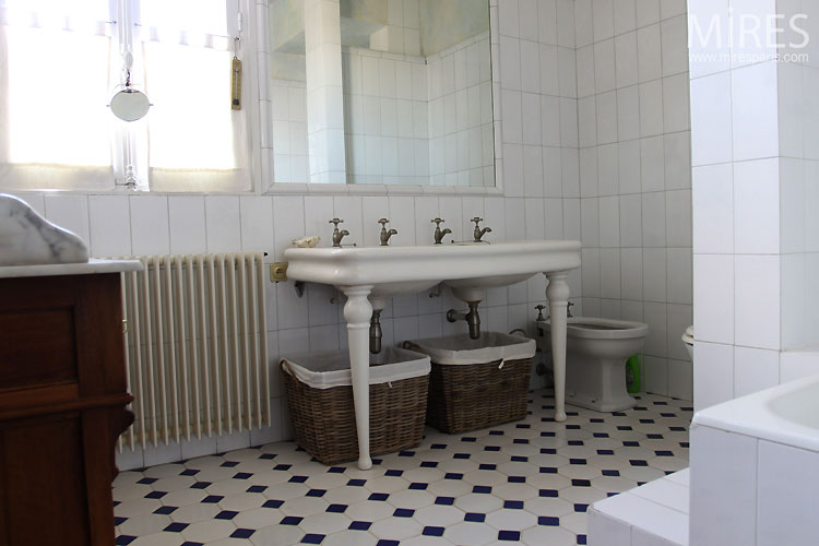 C0475 – Vintage bathroom