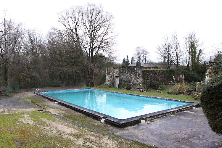 C0494 – Ruines et piscine