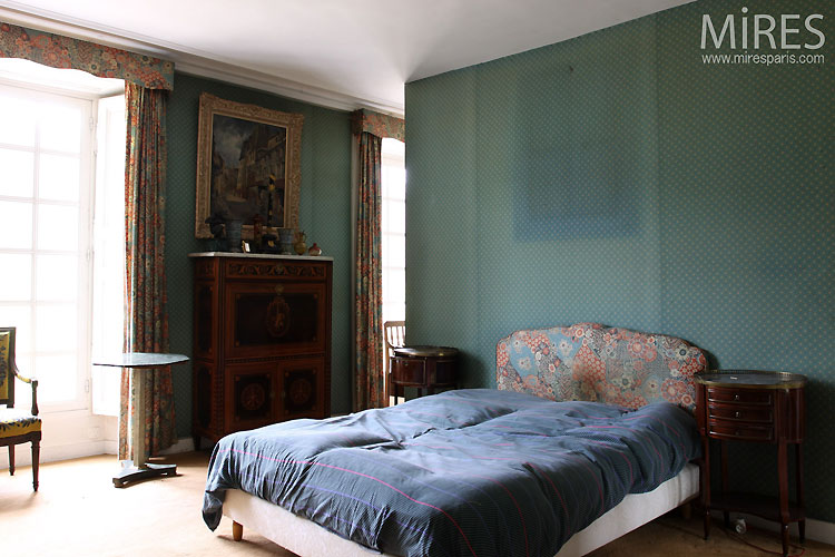 C0545 – Large and blue bedroom