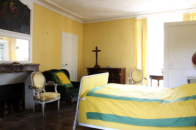 C0545 – Yellow bedroom