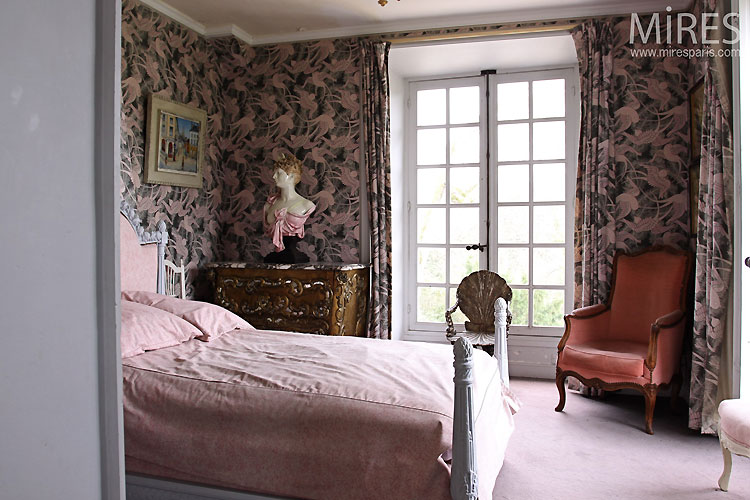 C0545 – Classic and pink bedroom