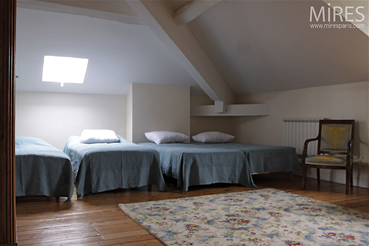 Quatre lits sous un toit. C0158