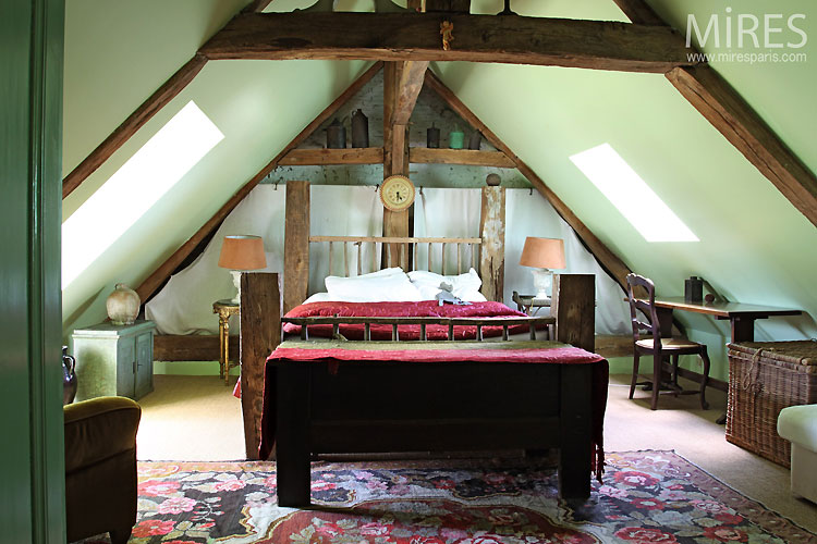 C0394 – Bedroom and exposed beams