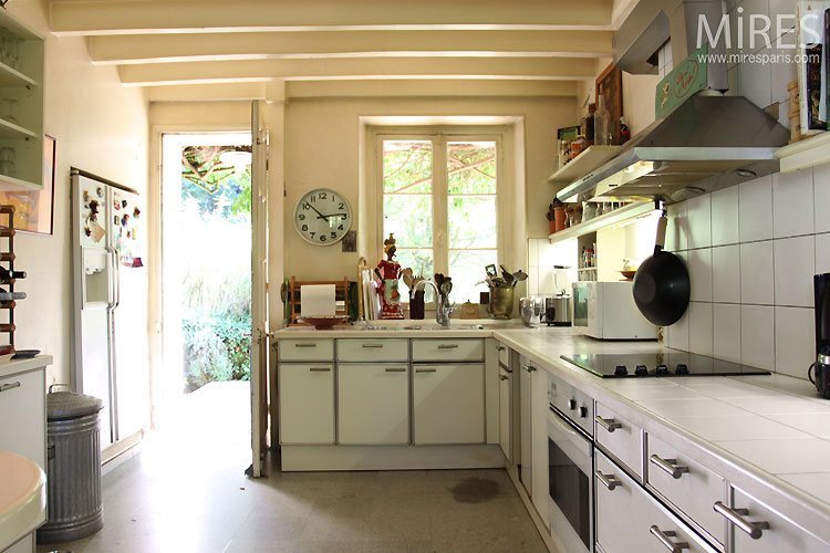 C0436 – Kitchen and white beams