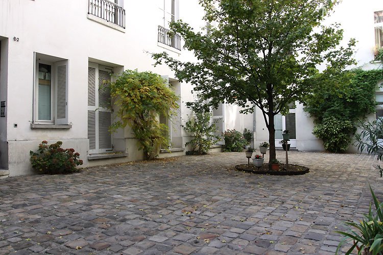 C0445 – Parisian courtyard