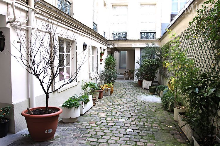 C0453 – Parisian court yard