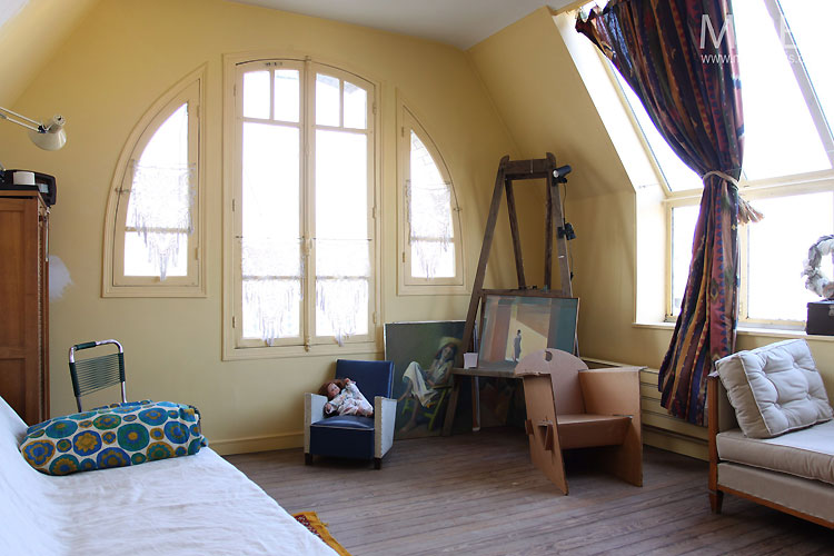C0475 – Bedroom and easel