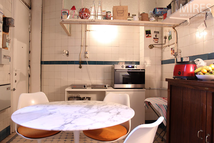 C0479 – Kitchen and white tiles