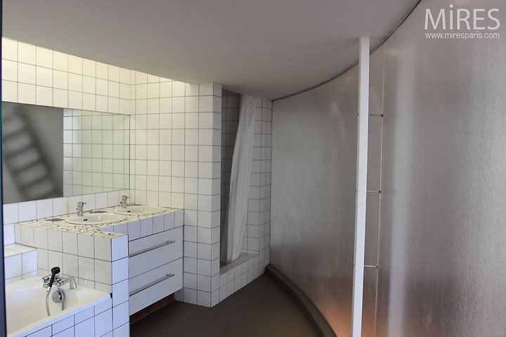 C0304 – Salle de bain à carreaux blancs