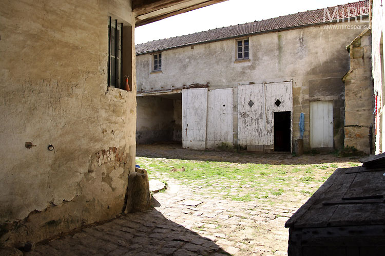 C0305 – Cour pavée rurale