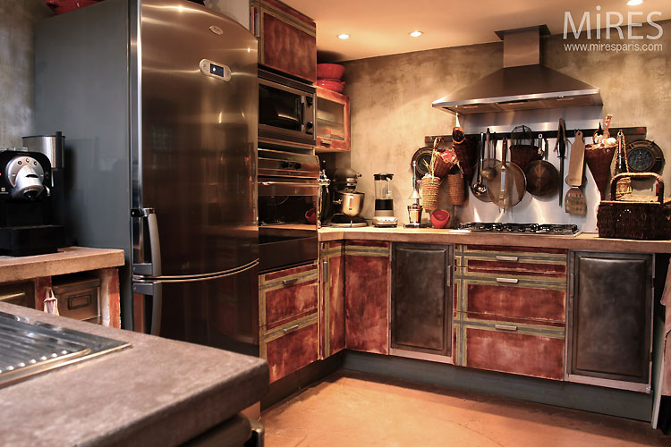 C0521 – Ocher and aluminium kitchen