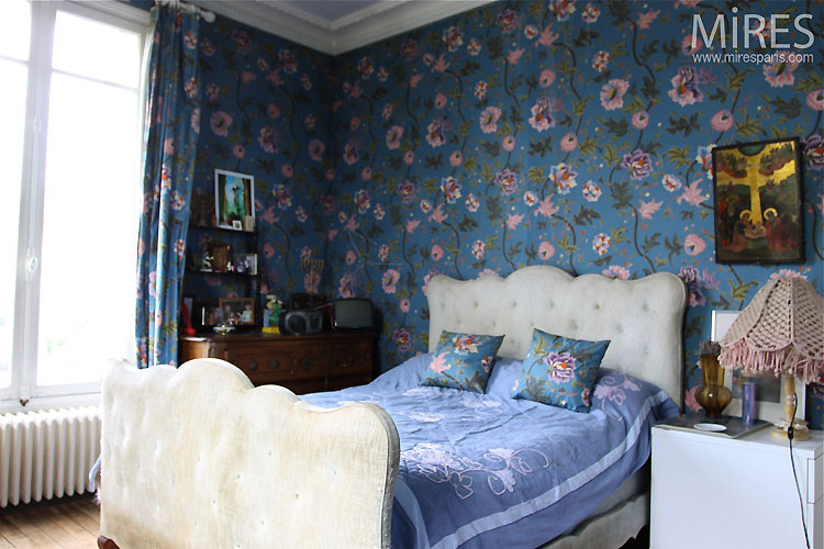 C0347 – Bedroom and floral pattern