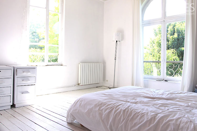 White and bright bedroom. C0348