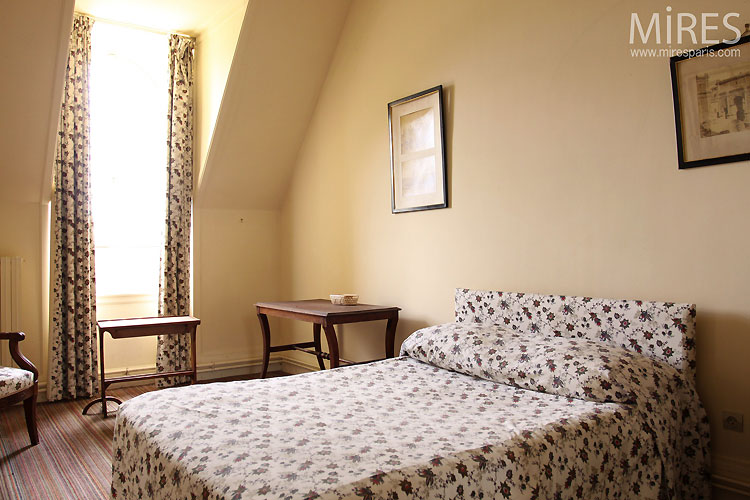 Petite chambre et salle de bains. C0355