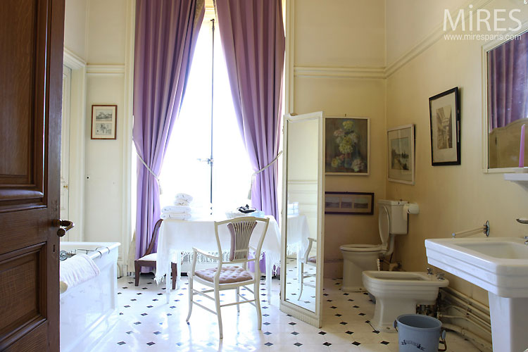 Salle de bains classique. C0355