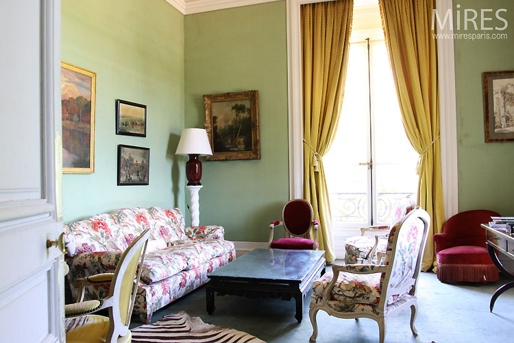 Petit salon intimiste. C0355