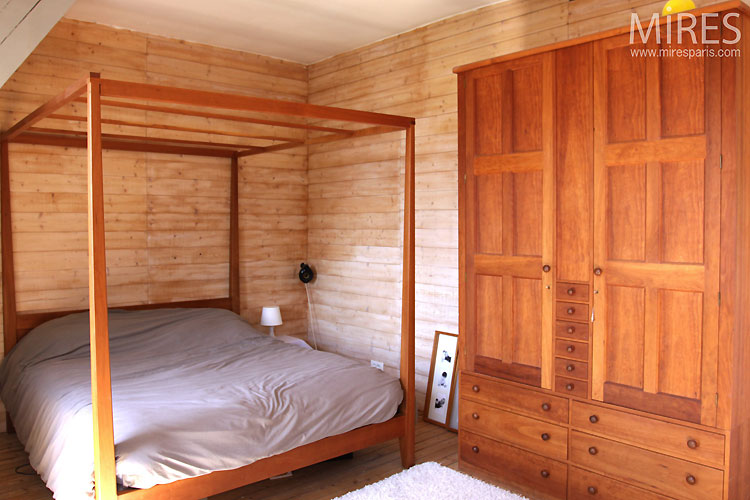 C0369 – Wooded bedroom