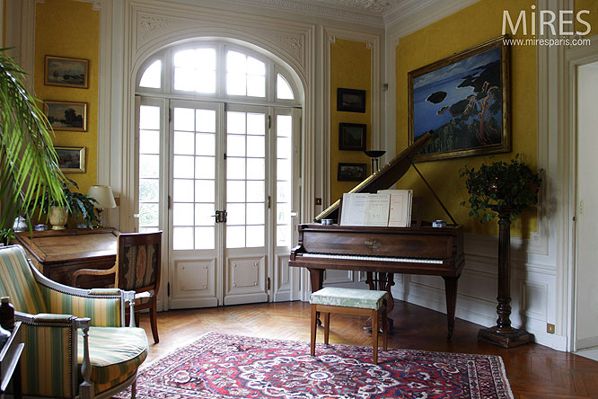 Lounge and grand piano. C0258