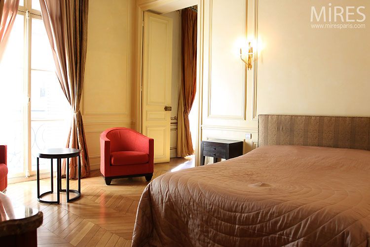 Large and parisian bedroom. C0401
