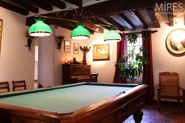 C0450 – Pooltable and piano