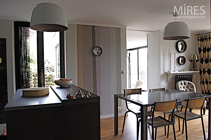 Cuisine déco et chaises d’écoliers. C0007