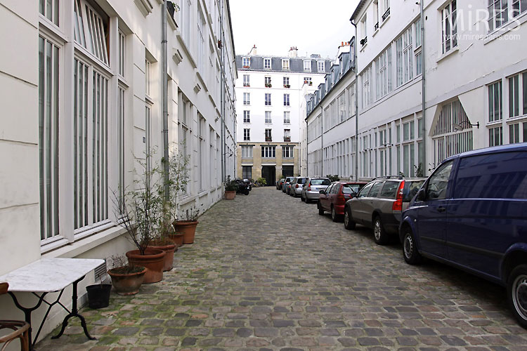 C0488 – Parisian courtyard