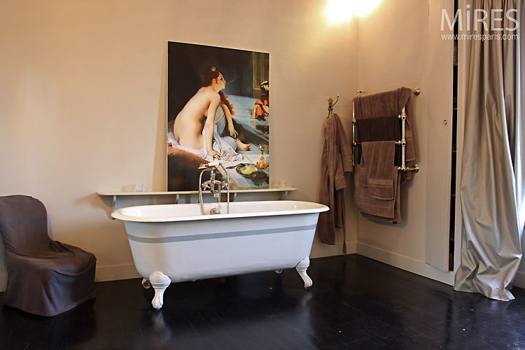 C0089 – Retro bathtub and black parquet