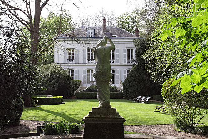 C0051 – Façade sur jardin et statue