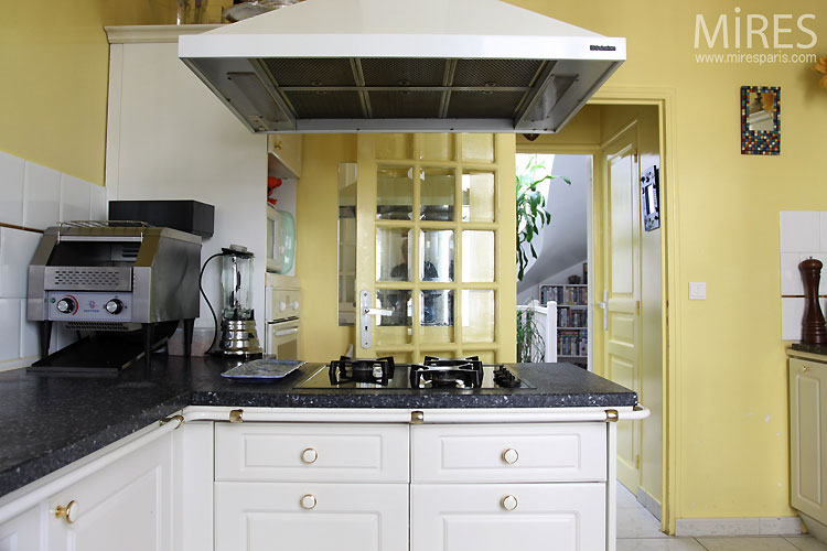 C0390 – Pale yellow kitchen