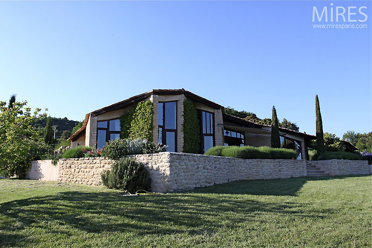 Modern house in Provence. C0371