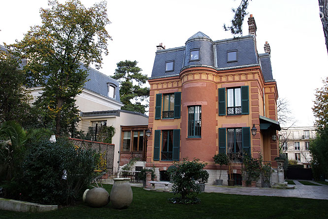 Hôtel particulier et rang d’oliviers. C0179