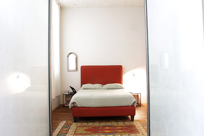 C0201 – Chambre et lit rouge