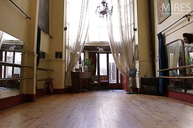 Salle de danse aménagée. C0281