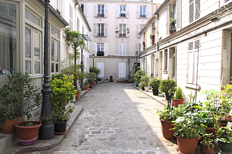C0325 – Parisian courtyard