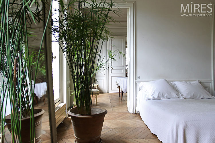 C0381 – White bedroom