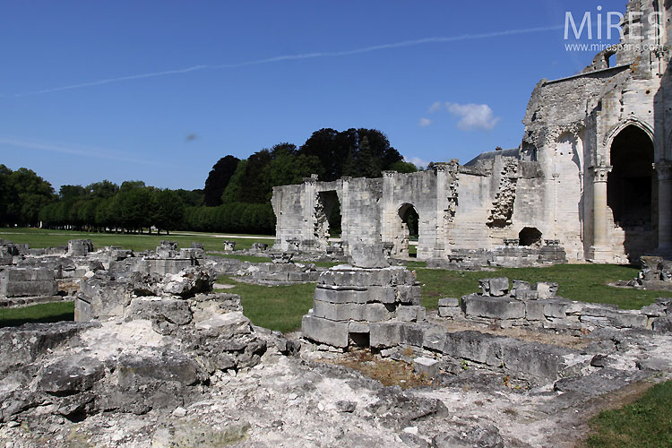 C0380 – Saintes ruines