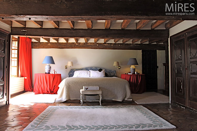 Chambre et poutres apparentes.