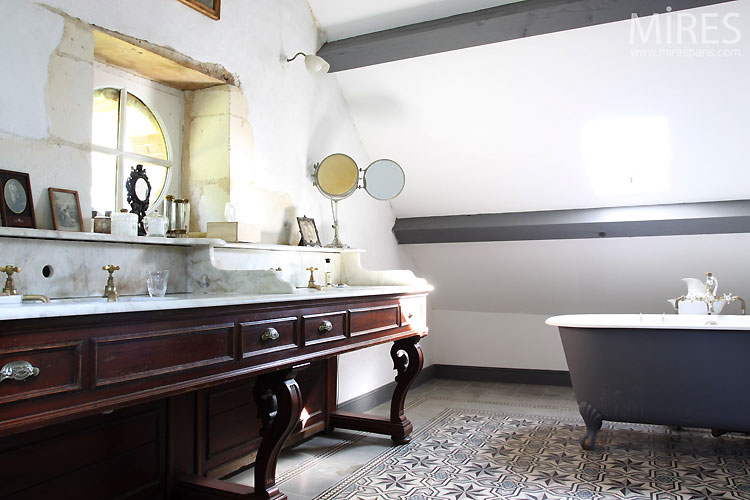 C0394 – Vintage bathroom