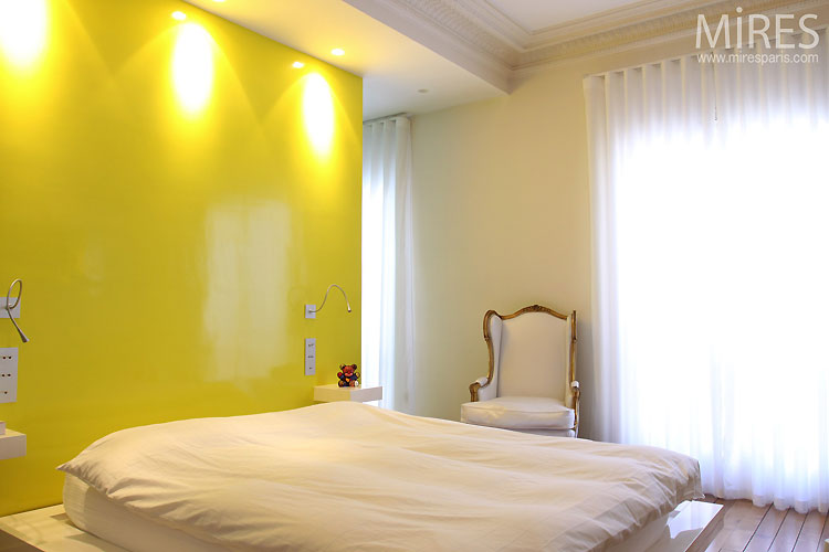 C0400 – Yellow bedroom