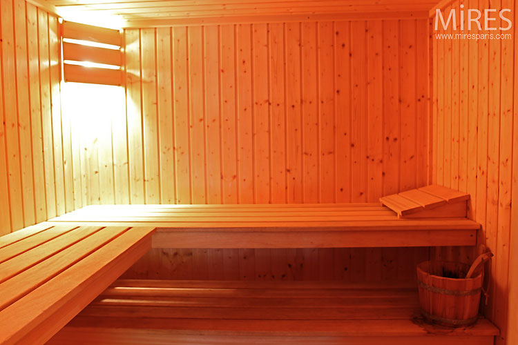 Détente au sauna. C0421