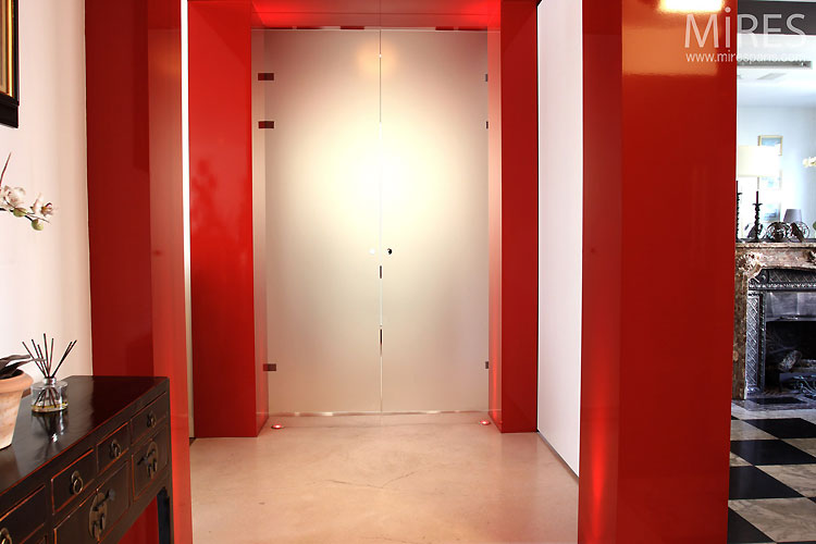 Couloir et colonnes rouges. C0446