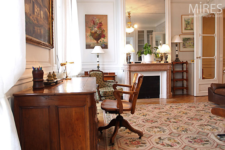 Small lounge and office. C0460